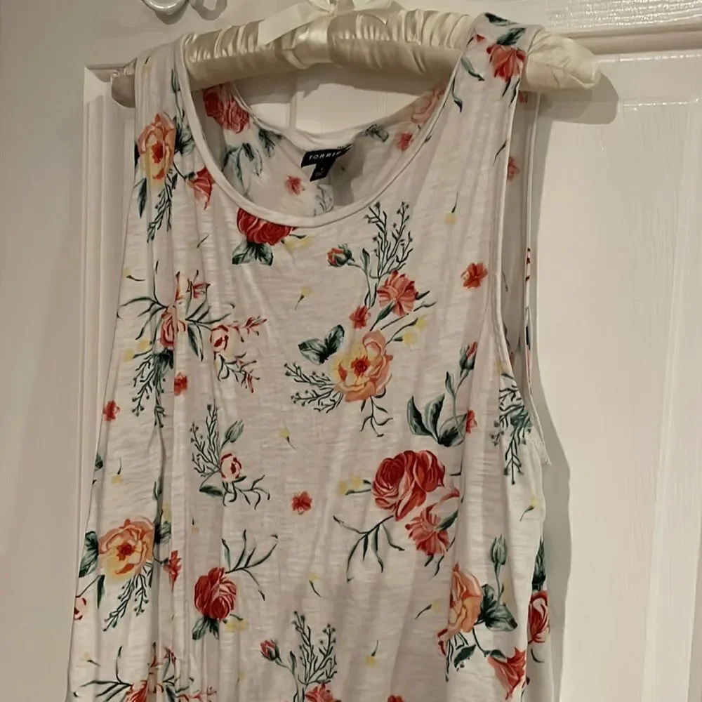 Torrid Fall Floral tank 🍁 - Picture 3 of 6